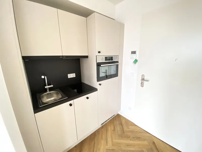 S-Bahn nah. Balkon da. Zuhause gefunden? 1-Raum-Wohnung voll möbliert bezugsfrei — photo 1